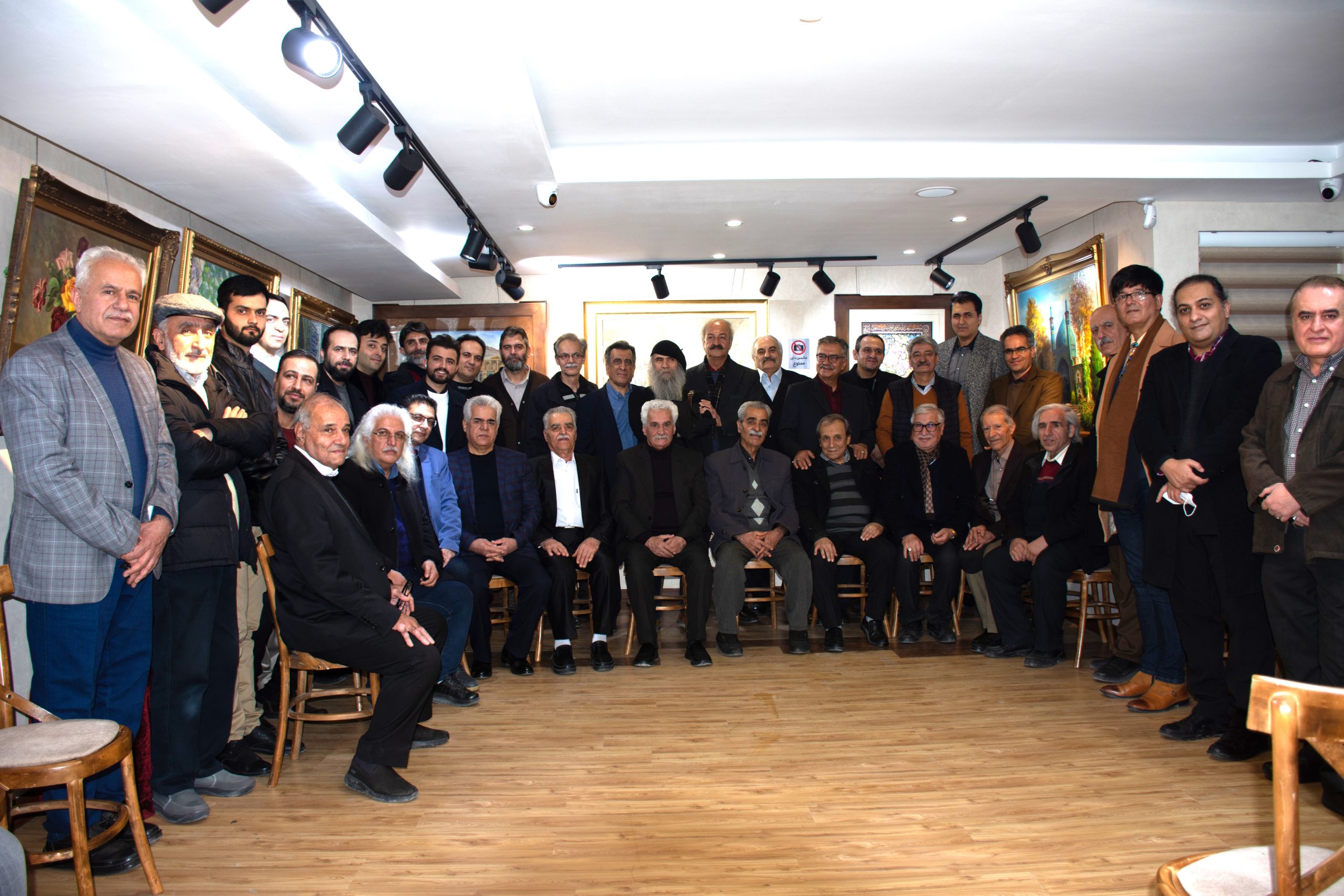 با هنرمندان