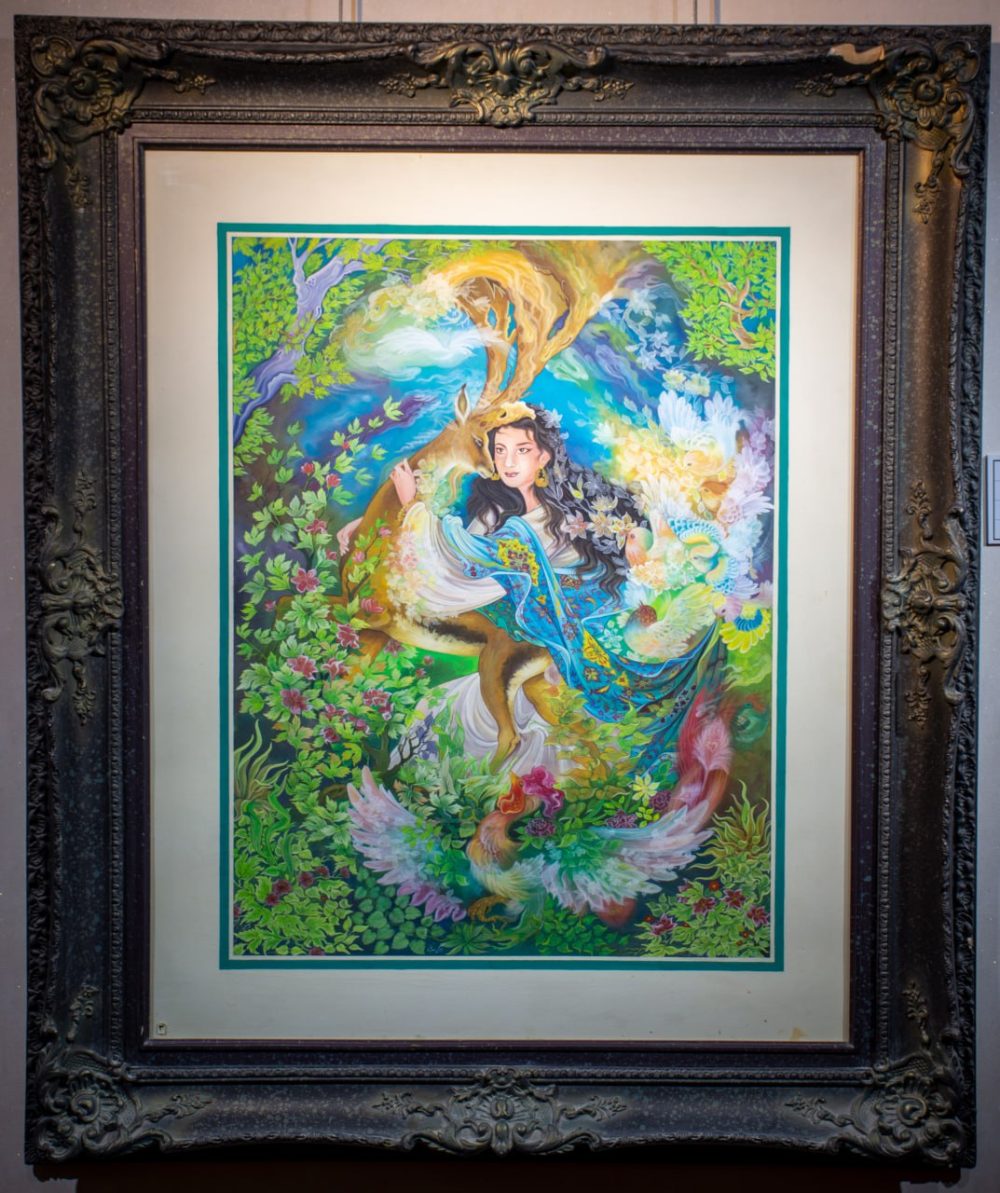 دختری در اغوش طبیعت